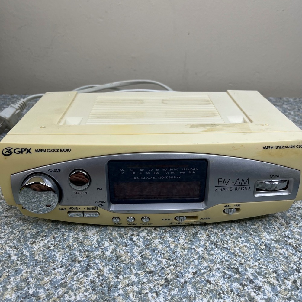 GPX AM/FM Clock Radio Digital Alarm Display Cream AC Powered Battery Backup VTG
